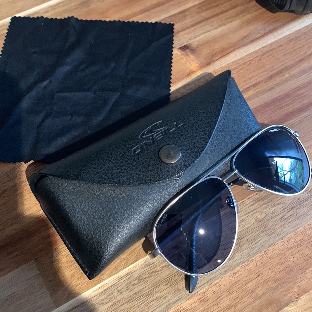 *FREE W/PURCHASE - O’NEILL Wake aviator sunglasses with case - unisex